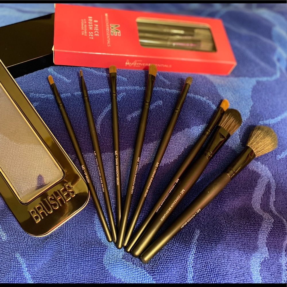 ME Makeover Essentials 8 Piece Makeup Brush Set!!